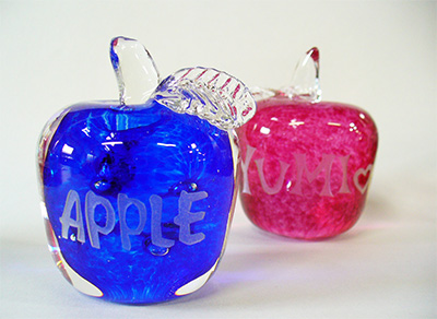 ガラスのリンゴに文字を彫ろう